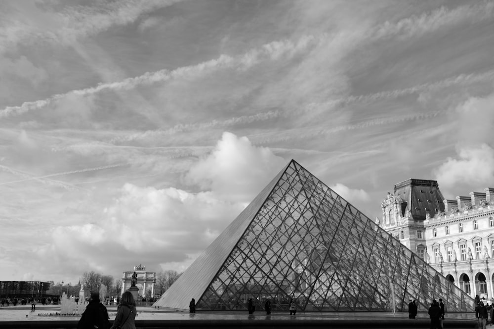 fotografia in scala di grigi del Museo del Louvre