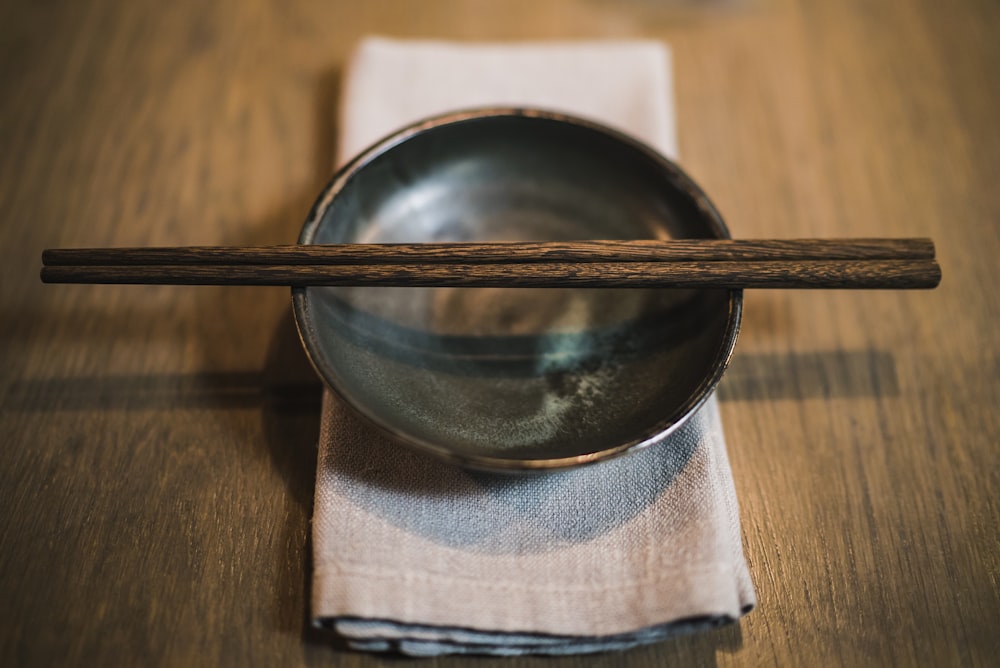 丸い陶器のボウルに茶色の箸