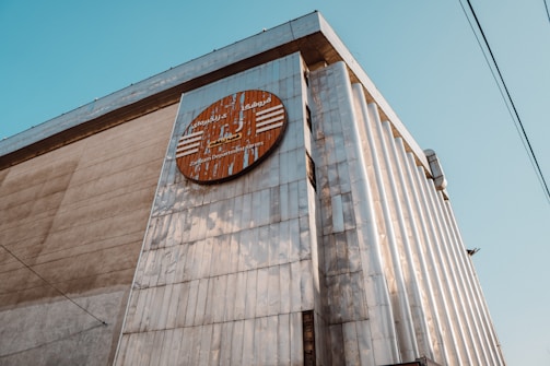 Wide shot of a commercial building showcasing a full ACM facade.