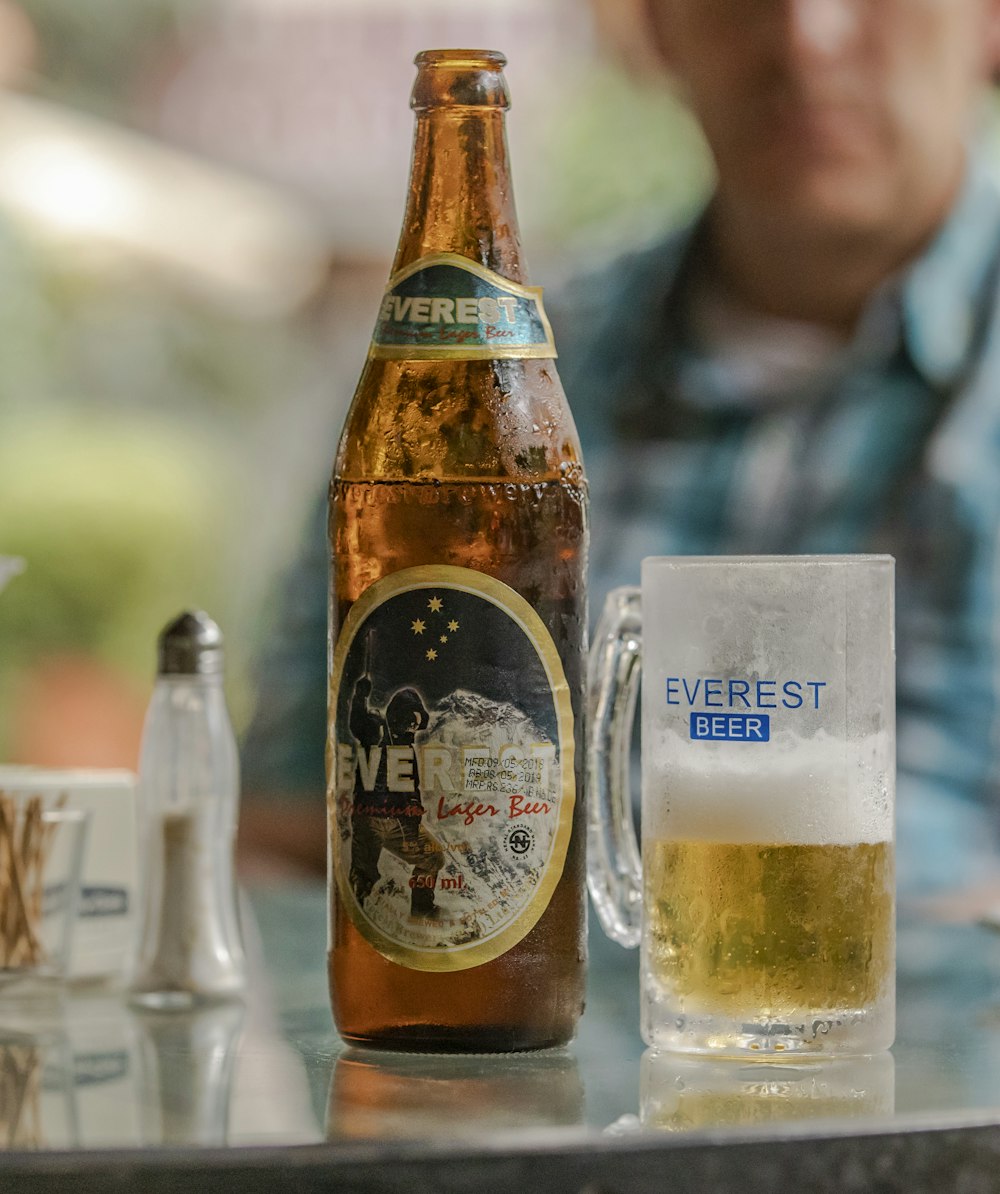 Bouteille de bière Everest à côté d’une chope de bière