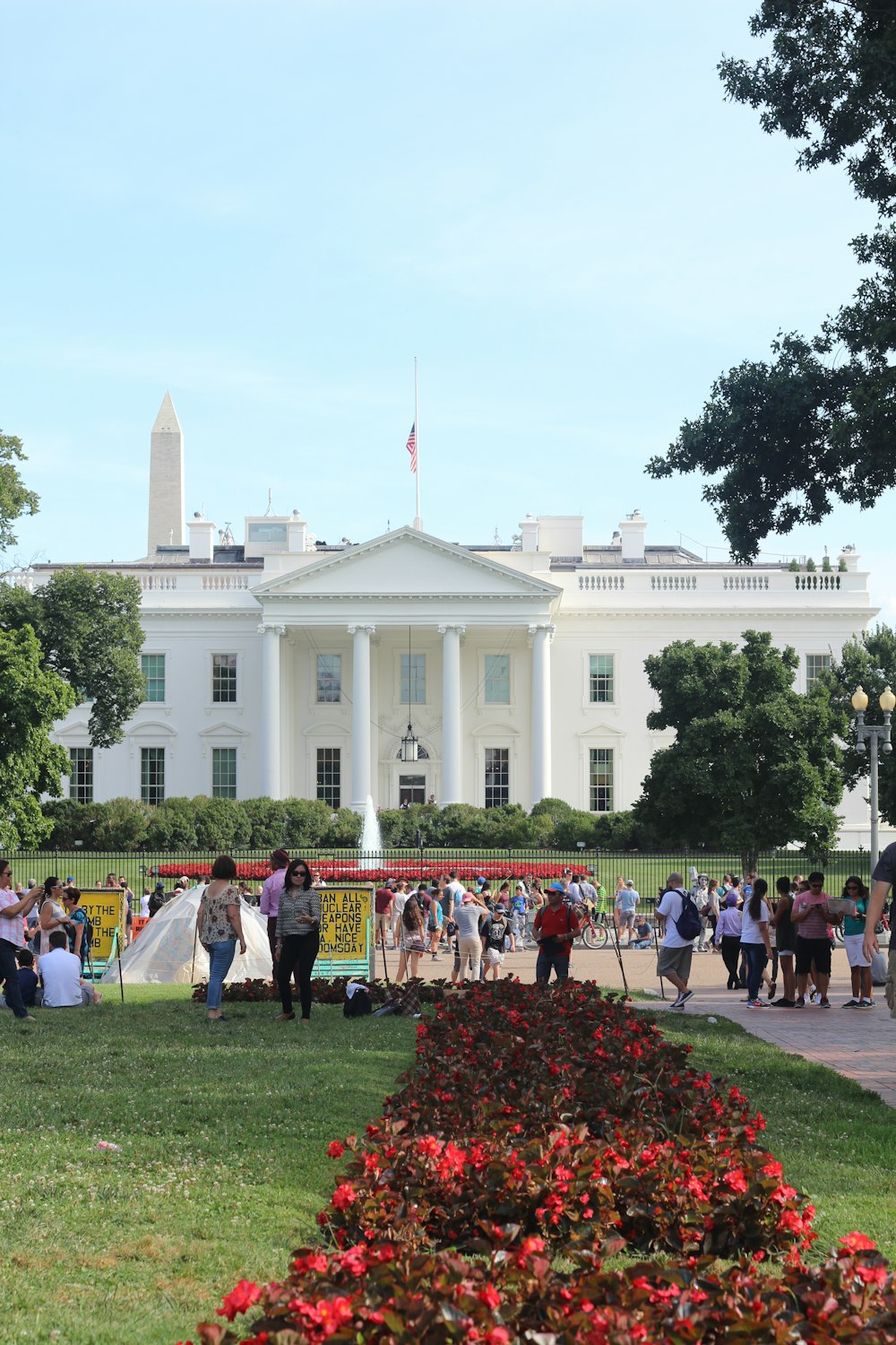 persone sul giardino della Casa Bianca durante il giorno