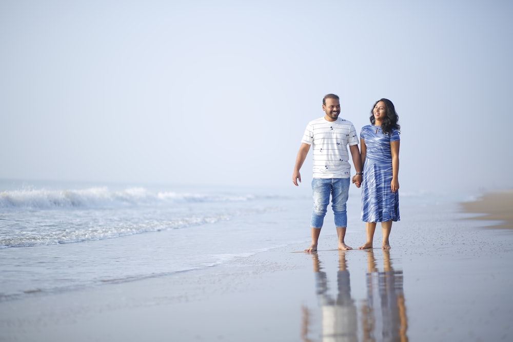 couple se tenant la main près du rivage