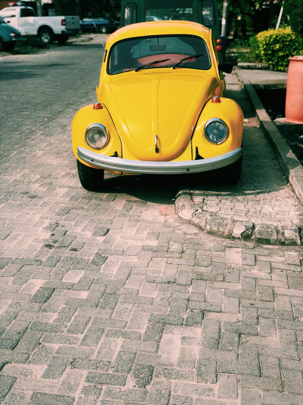 El Volkswagen Beetle coupé amarillo se estaciona afuera durante el día