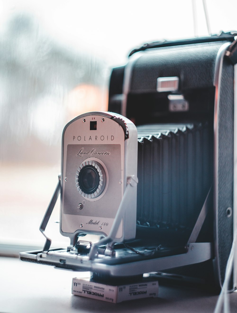 gray and black Polaroid land camera in close-up photography