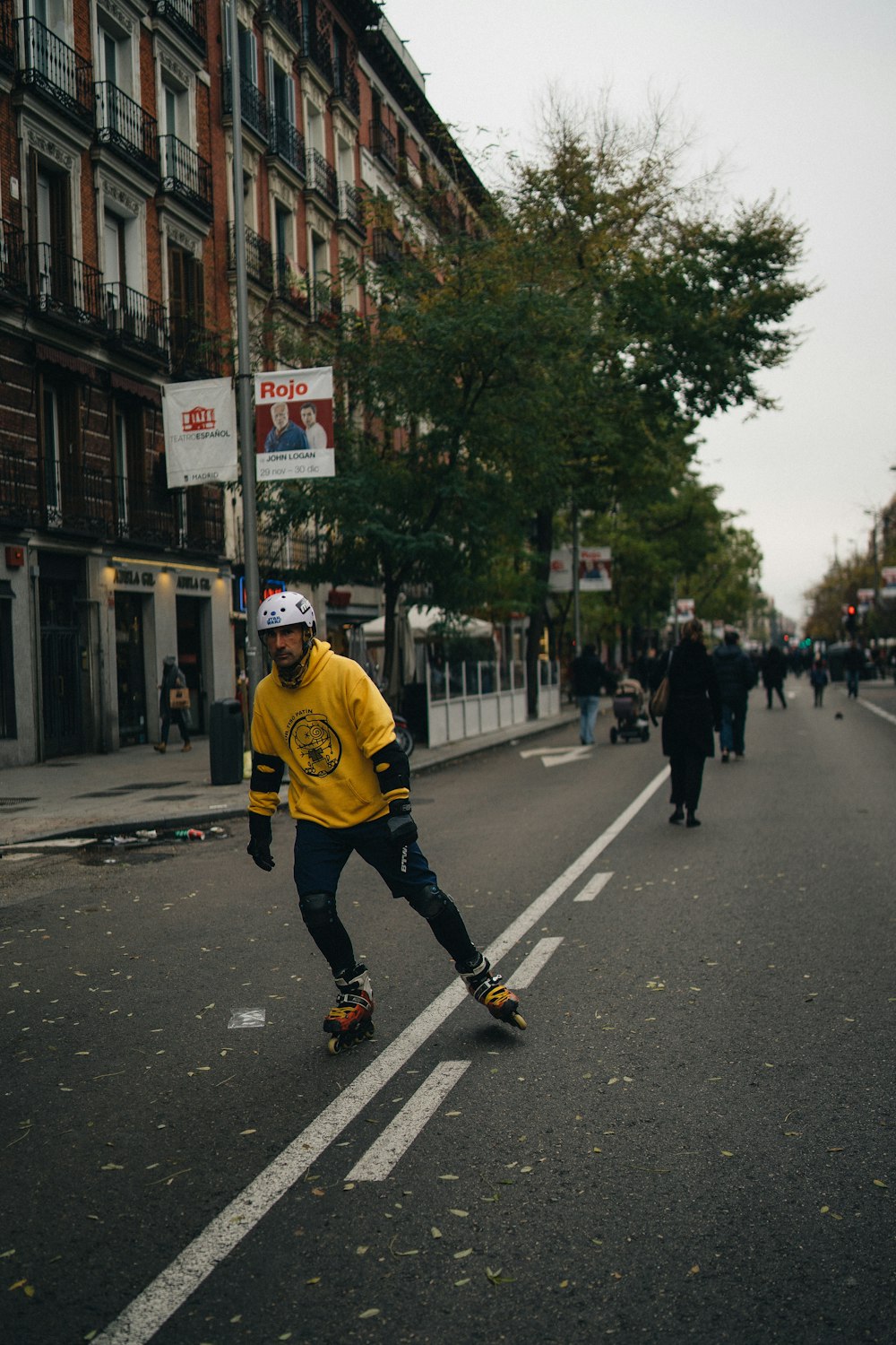 Mann auf der Straße, während er Inline-Skates trägt