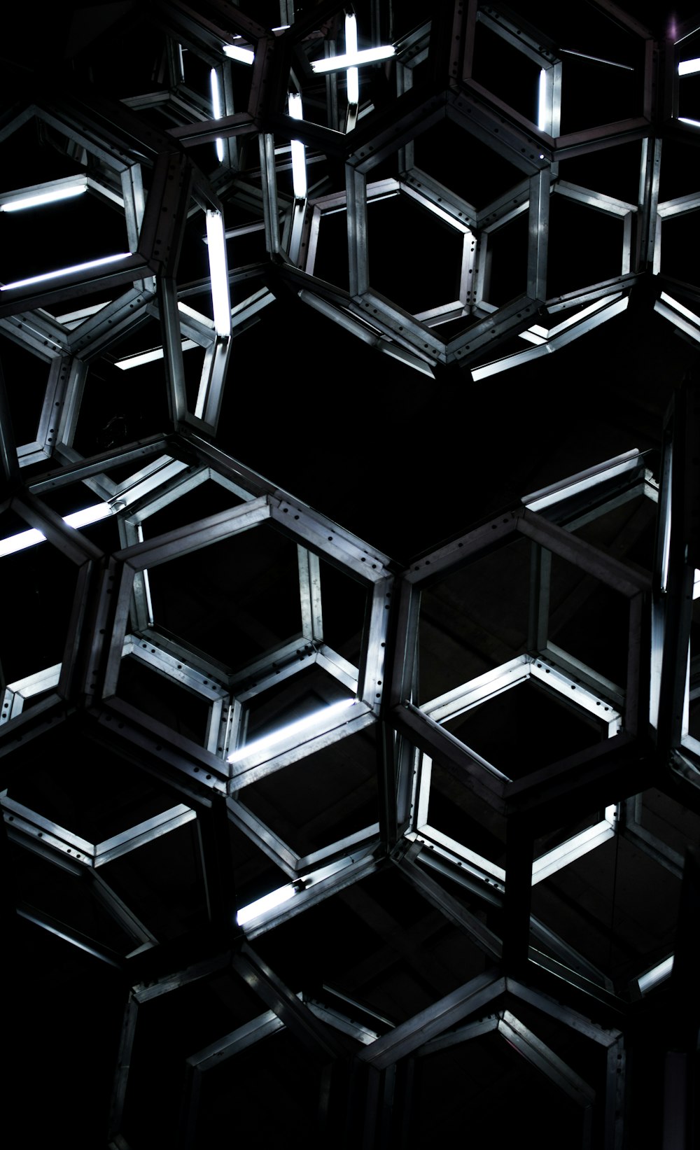 décor suspendu géométrique en métal noir