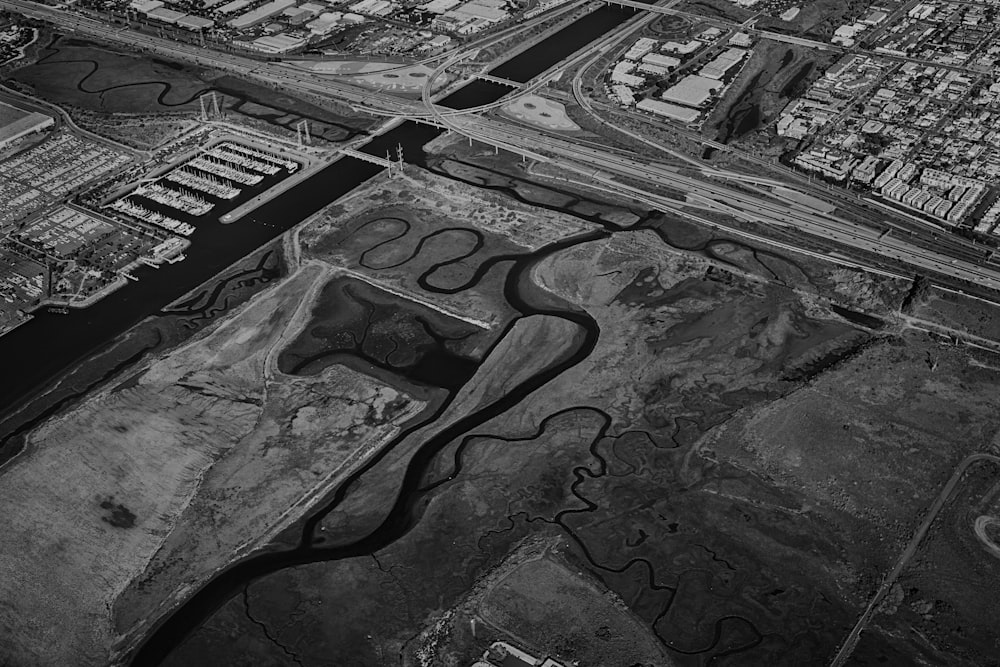 土地のグレースケール航空写真