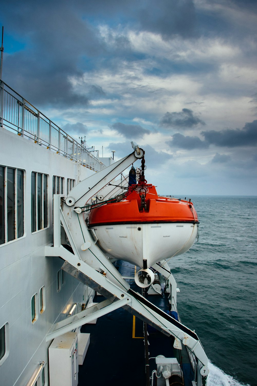 Navegación en barco durante el día