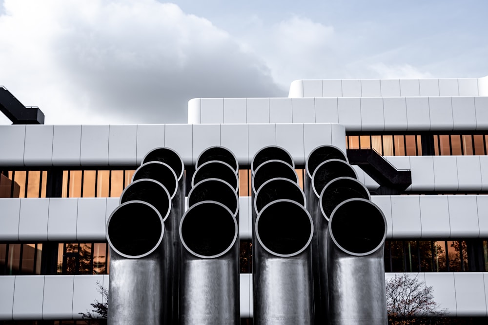 Bâtiment en béton blanc