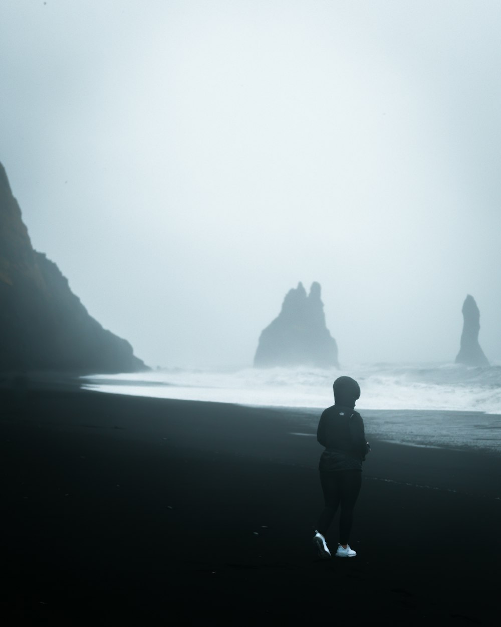 Persona in piedi sulla riva