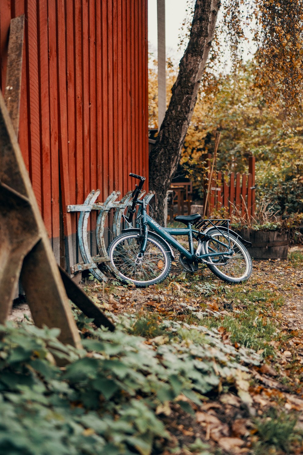 bicycle parked near tree