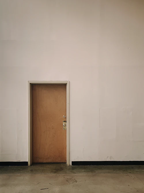Puerta cerrada vista desde el interior de un recinto