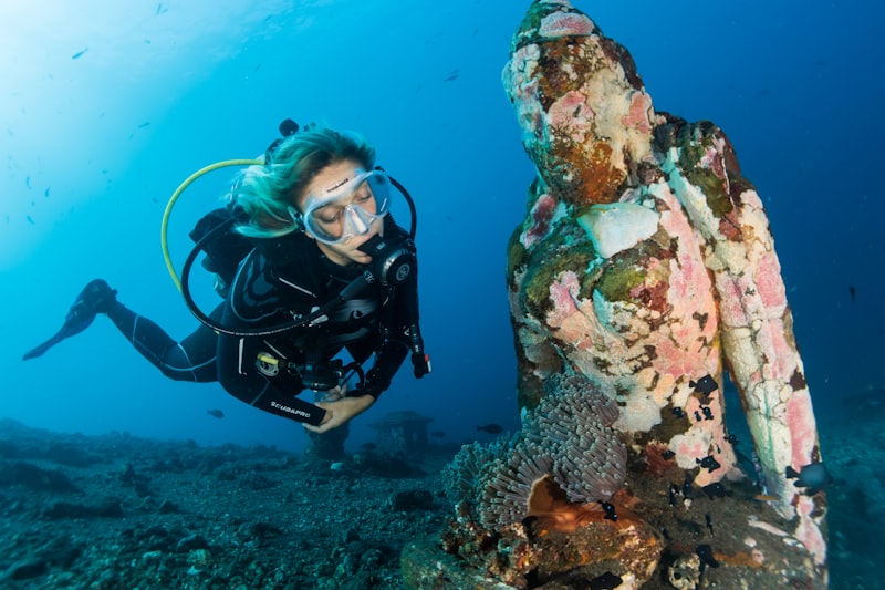wanita praktik open water dive sesi laut lepas sertifikasi selam pemula