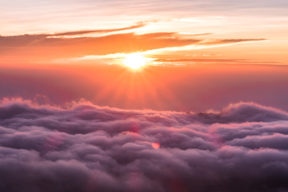 夕焼けを背景に雲