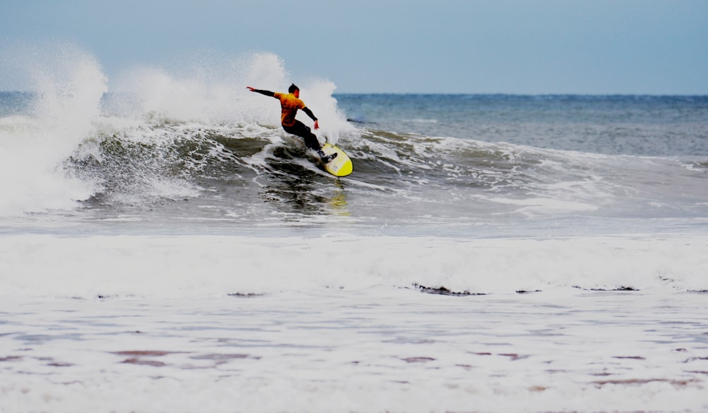 surfista che indossa la muta durante il giorno