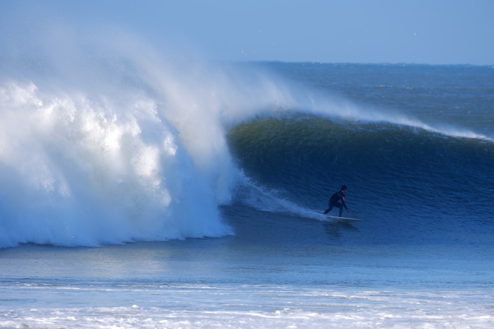 Mann beim Surfen am Tag