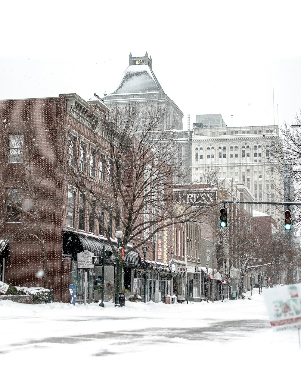 昼間の雪に覆われた街