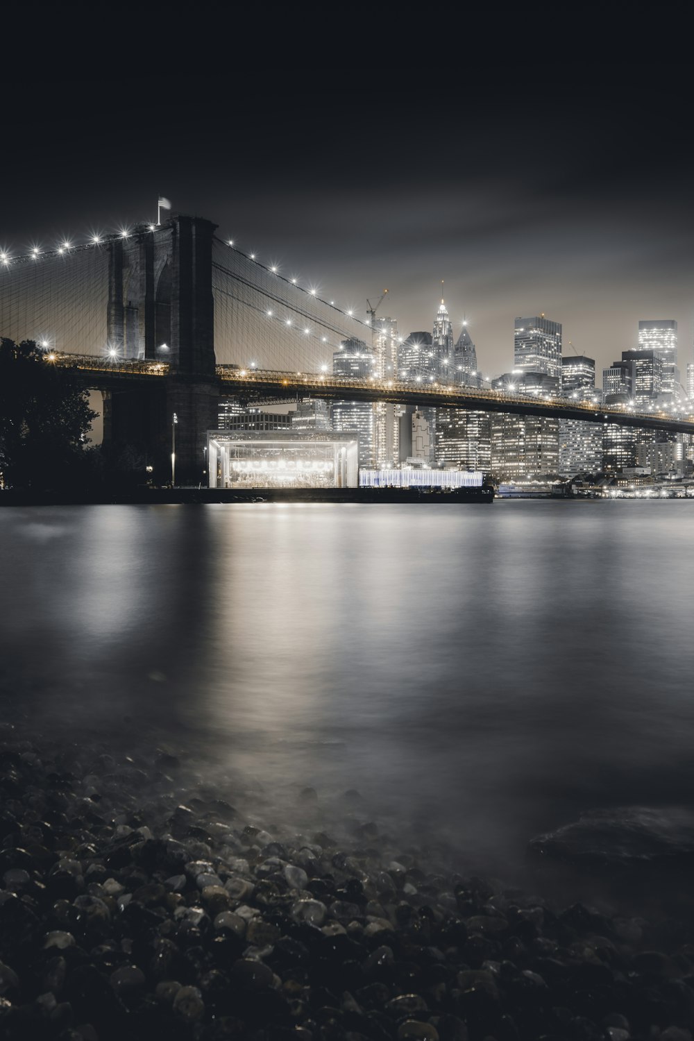 Puente de Brooklyn por la noche en la fotografía del horizonte