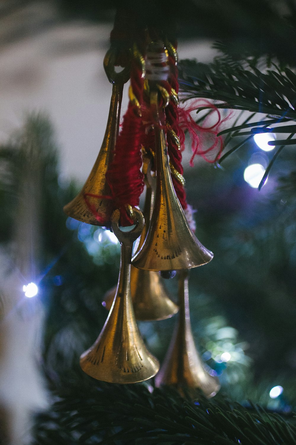 Photographie sélective de boules de Noël de trompette