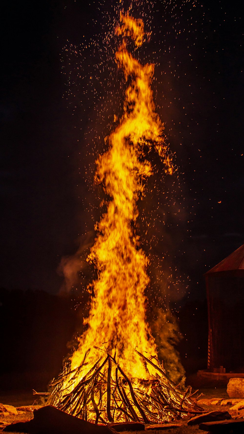 Lagerfeuer in der Nacht