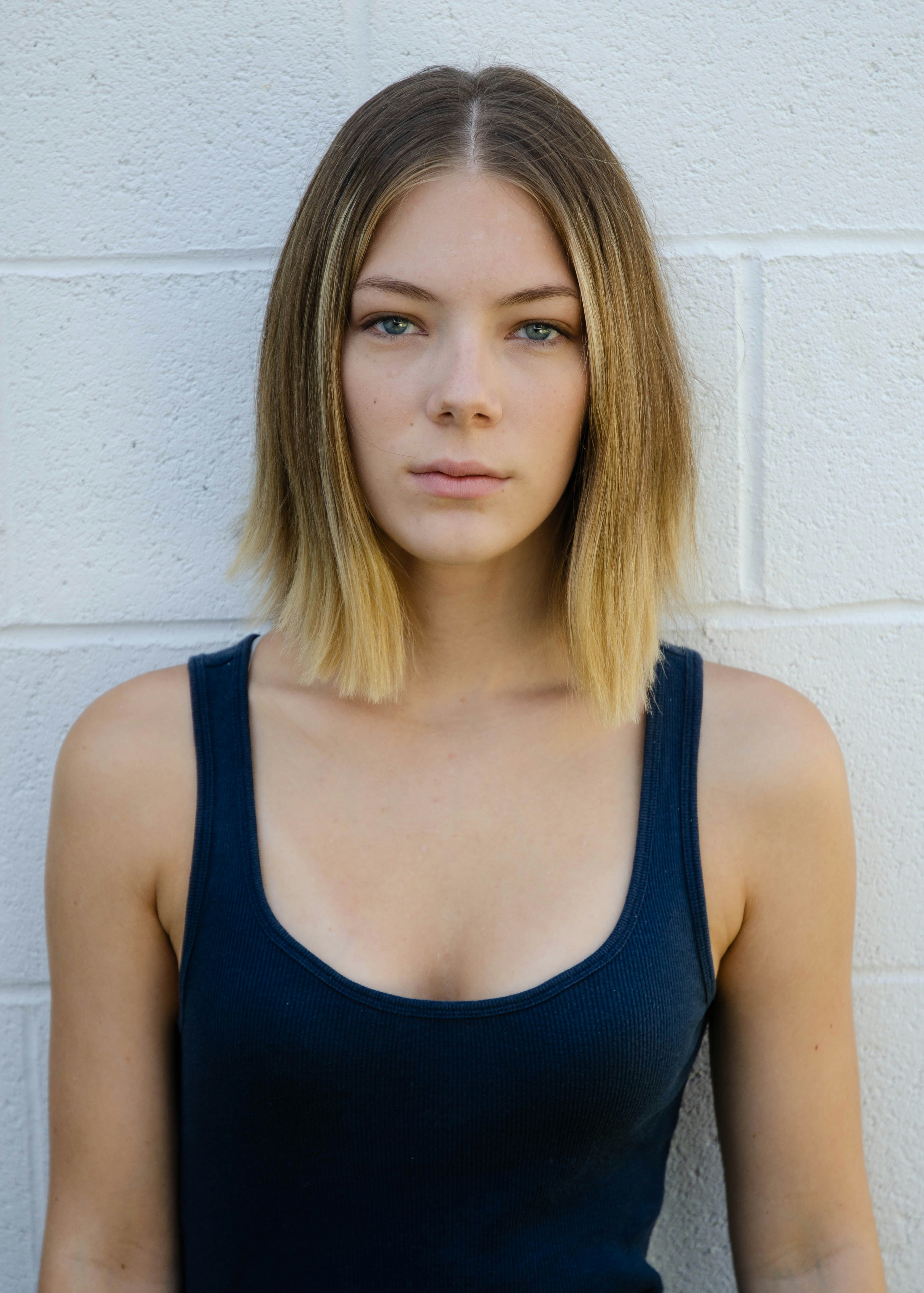 タンクトップを着た女性