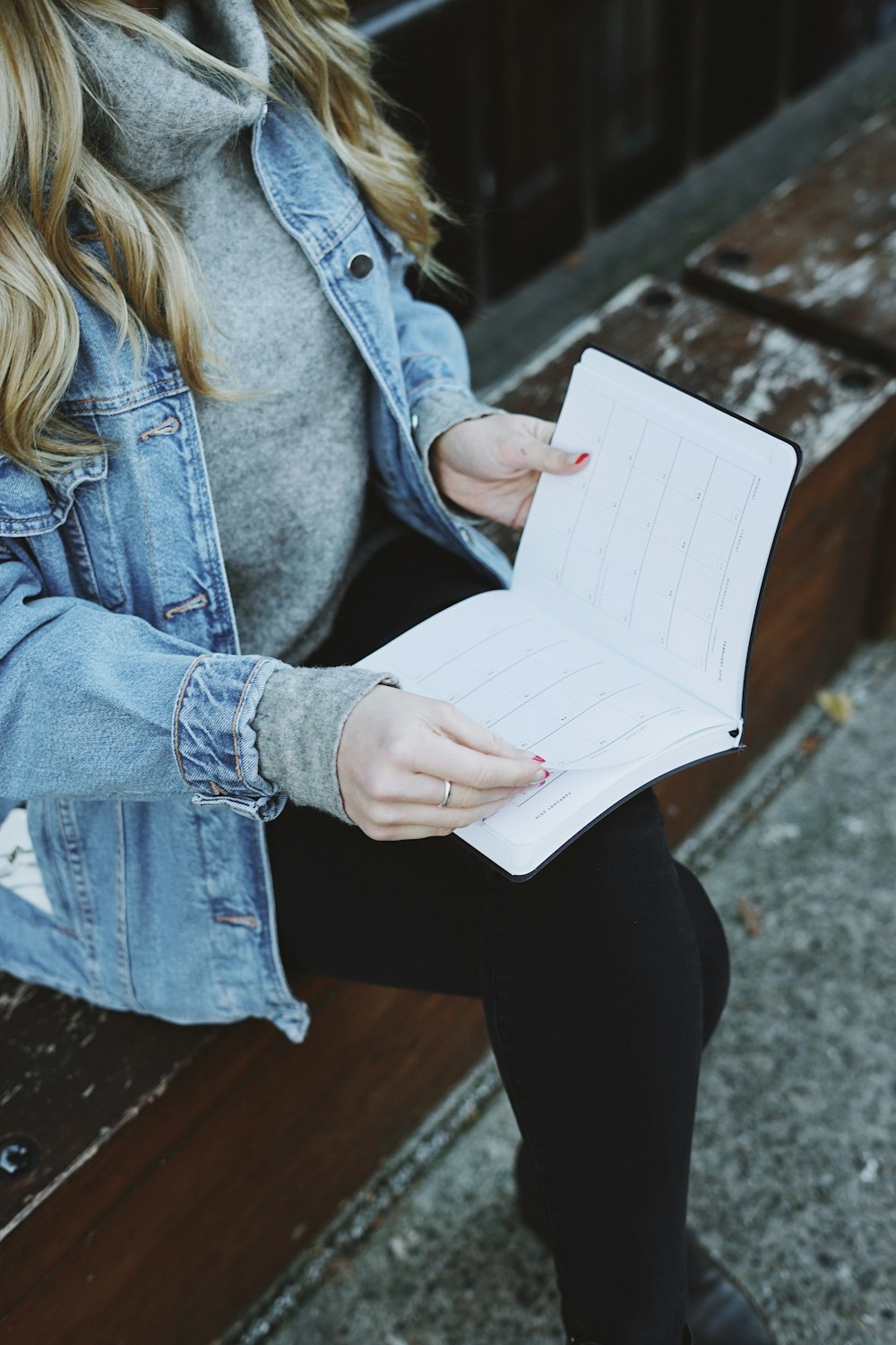 femme tenant un cahier blanc