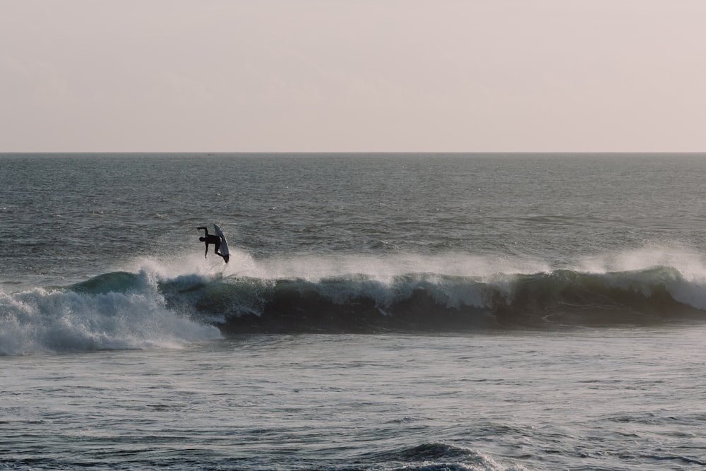 persona che fa surf sull'onda del mare