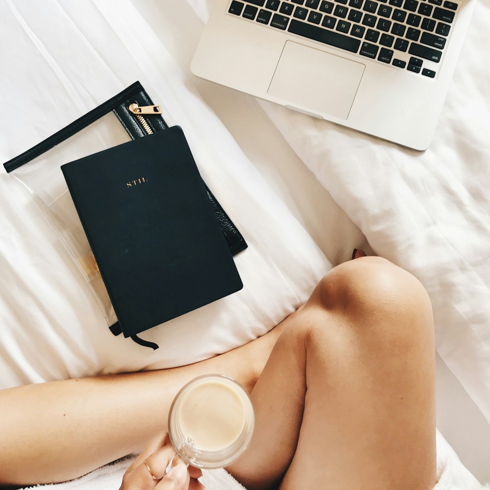 Persona sosteniendo una taza de café