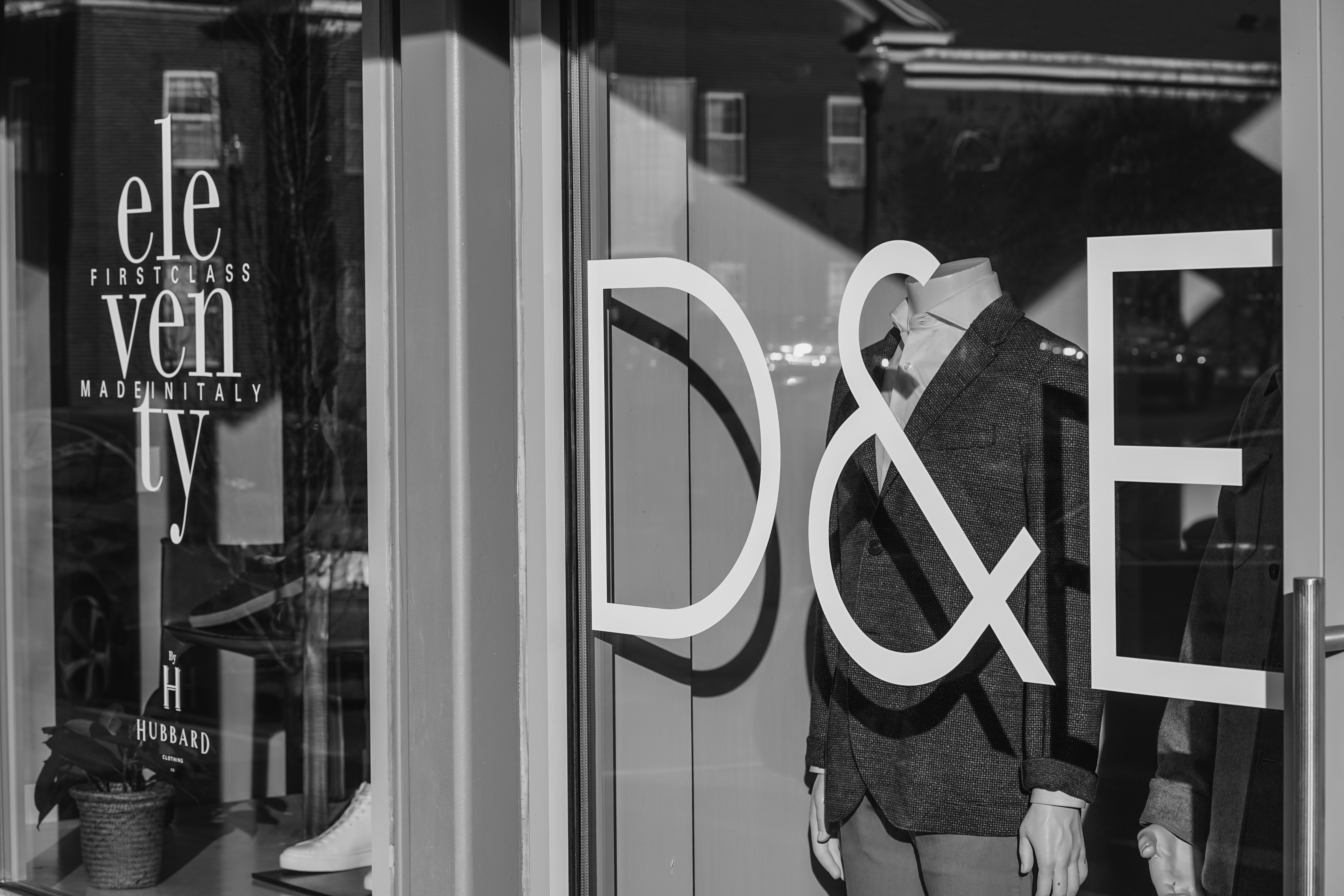 grayscale photo of D&E signage