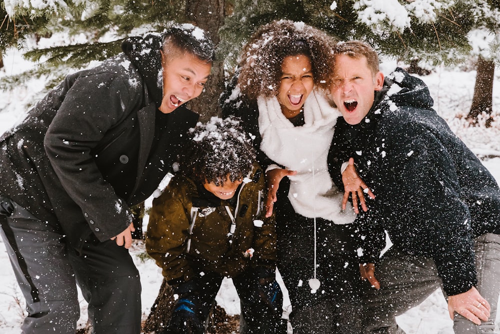 grupo de personas de pie en un campo nevado