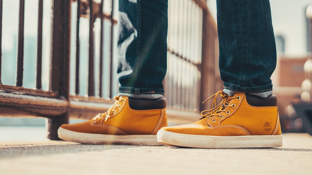 Person mit braunen Timberland-Schuhen