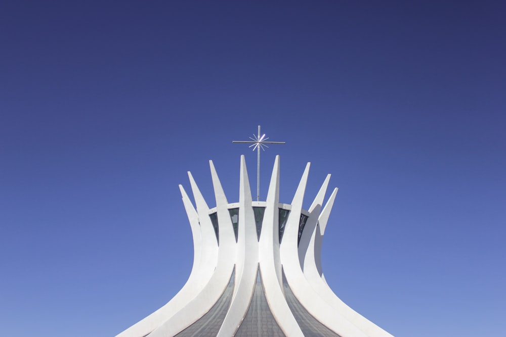 A tall tower with a blue sky photo – Free Brazil Image on Unsplash