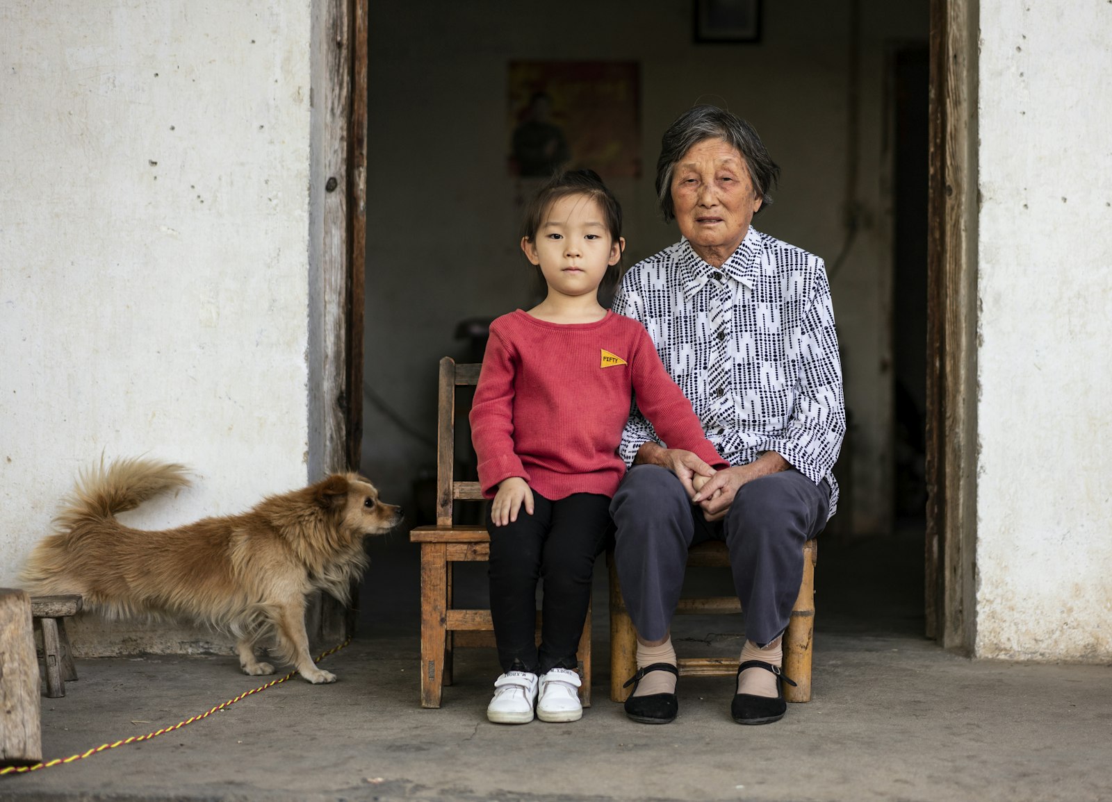 Sony a7R III + Sony Sonnar T* FE 55mm F1.8 ZA sample photo. Girl and woman sitting photography