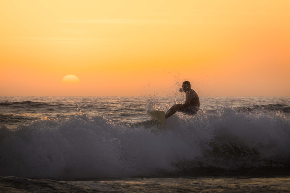 hombre surfeando en la ola del mar