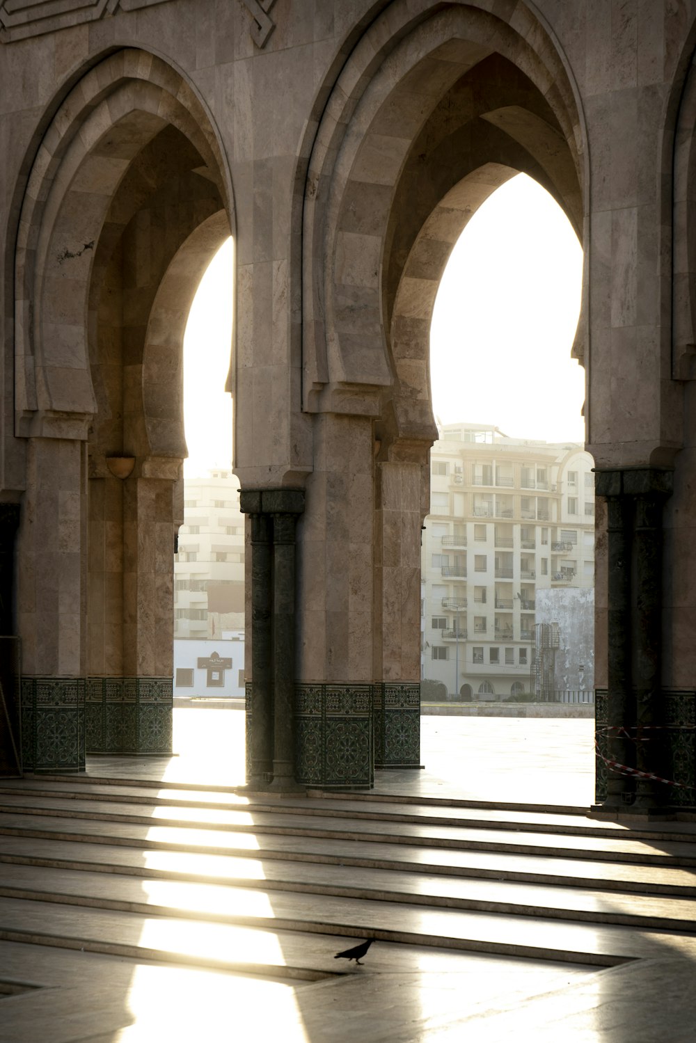 edifício de concreto branco e cinza