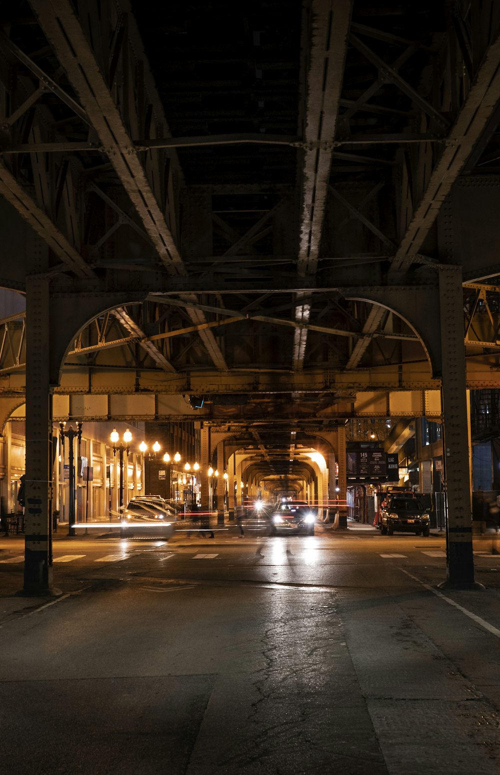 braunes Betongebäude in der Nacht