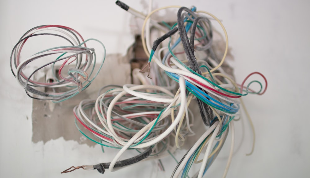 fios de cabos de cores variadas