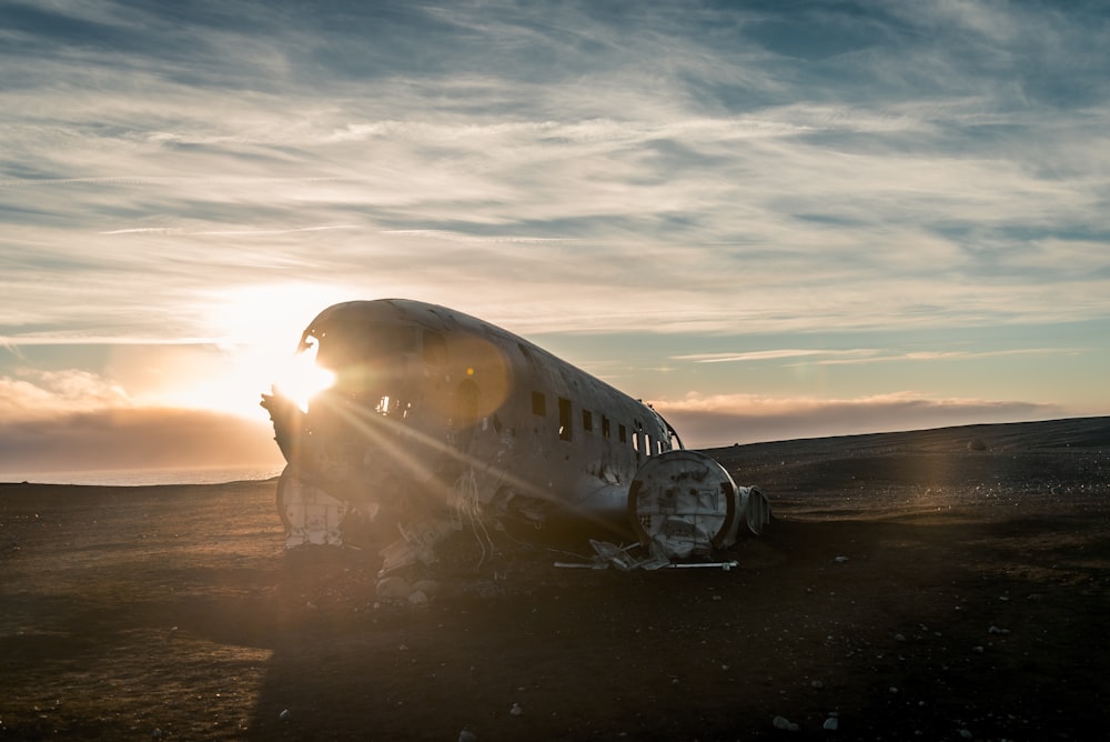 Avión destrozado en un campo de arena