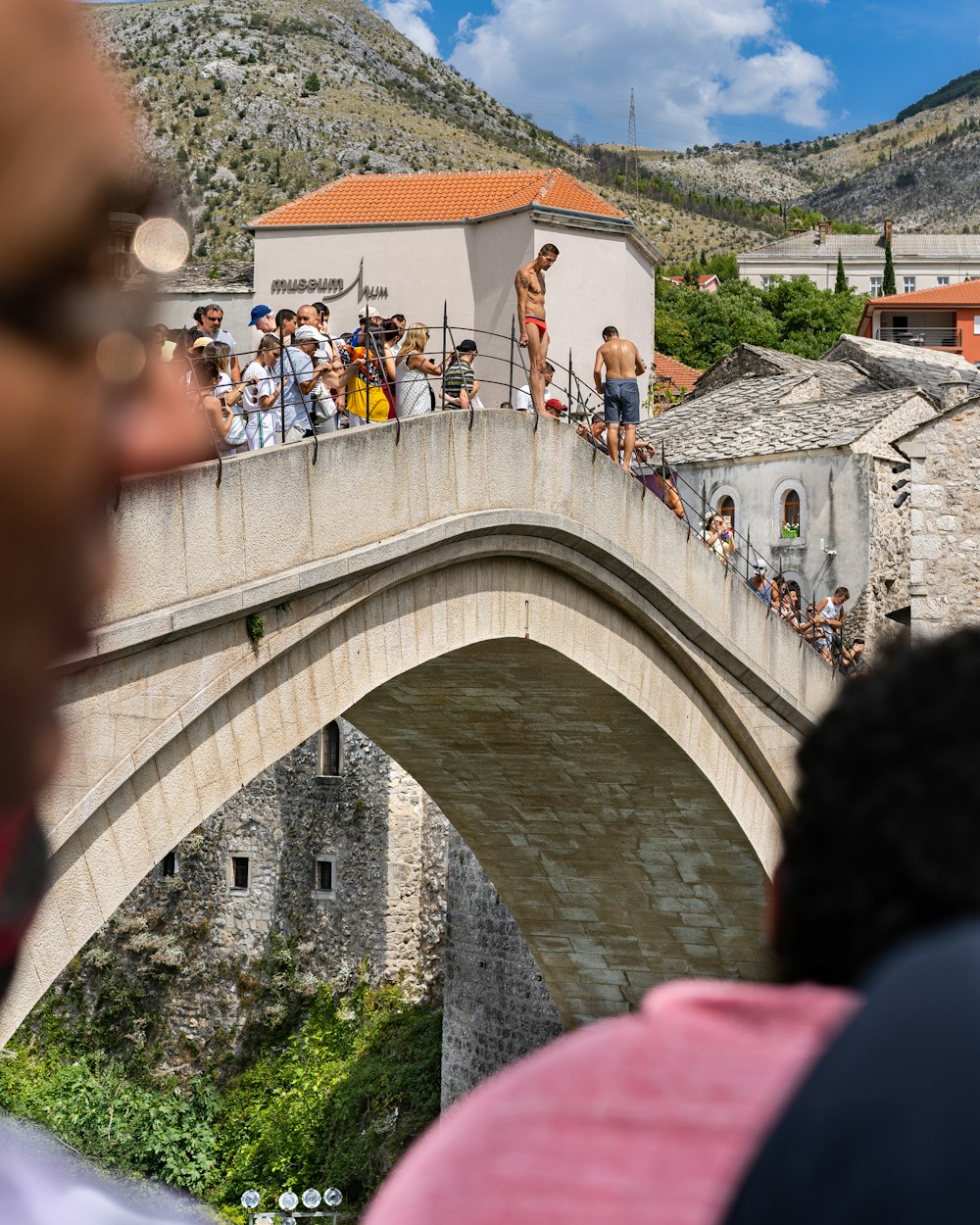 Menschen, die tagsüber auf der Bogenbrücke spazieren gehen