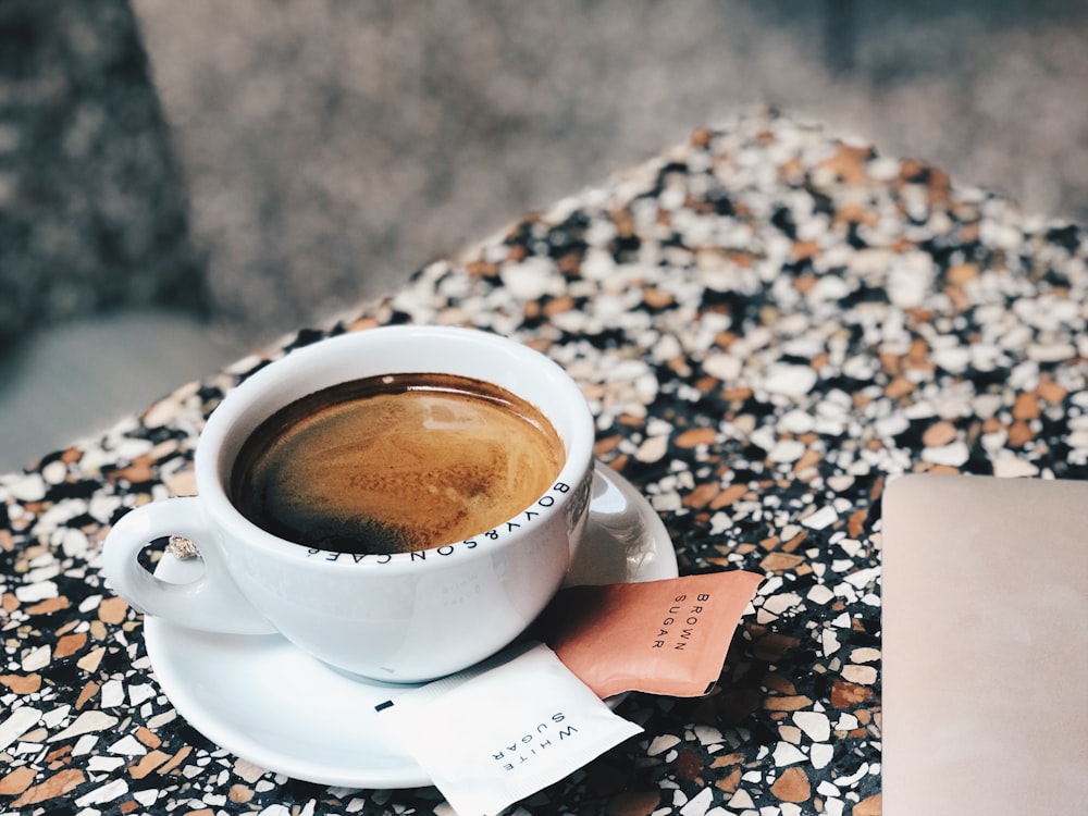 tasse blanche remplie de café