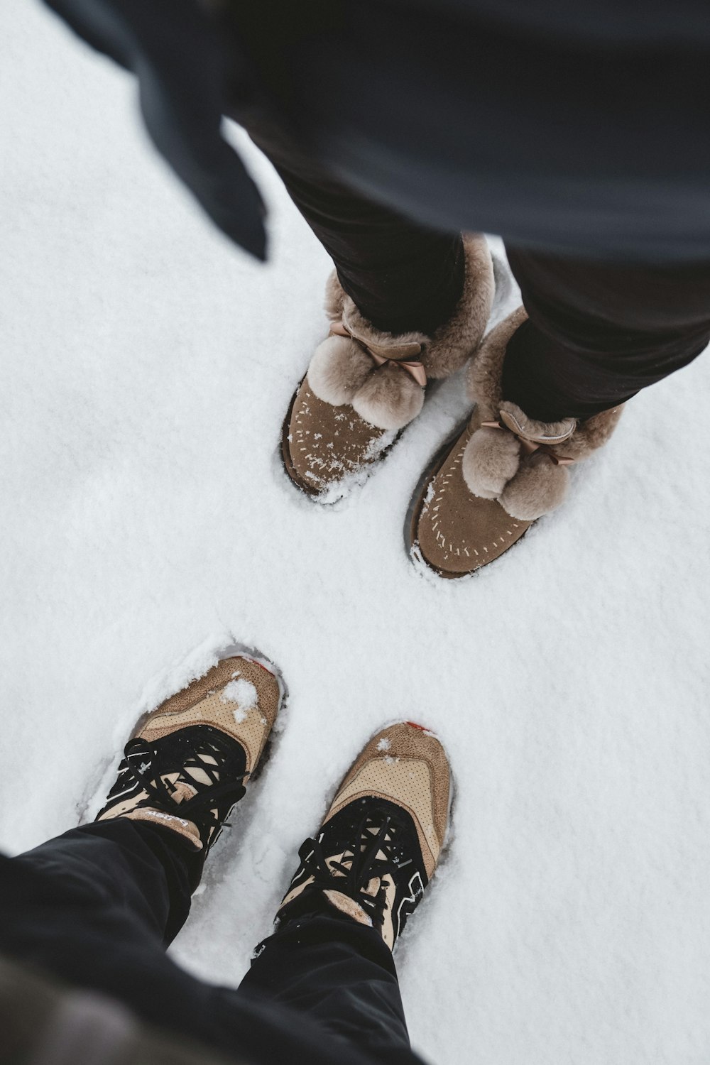 Duas pessoas em pé no campo de neve