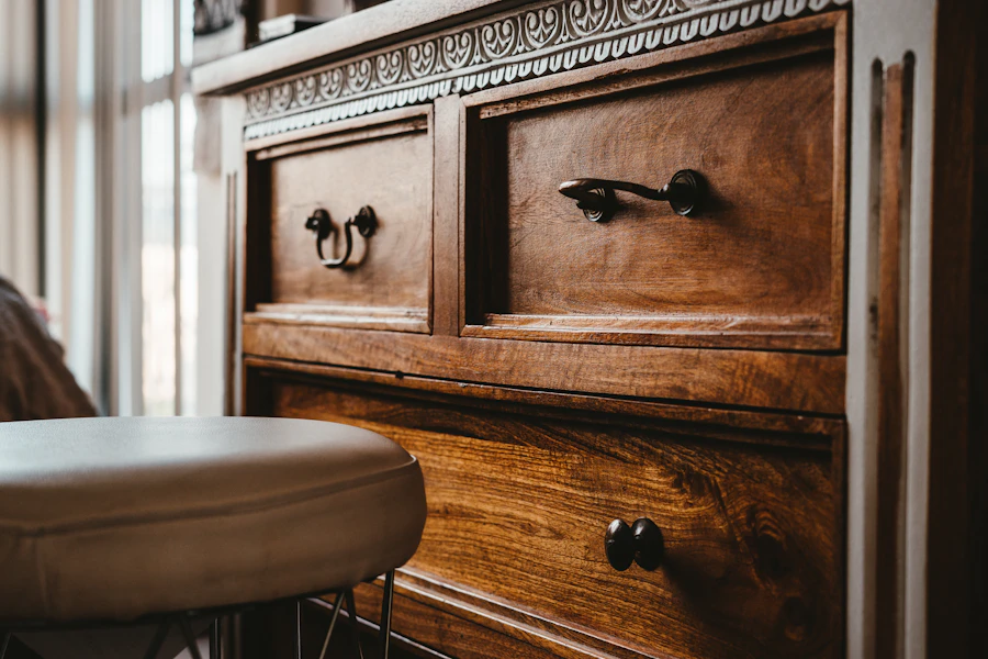Commode ancienne en bois massif restaurée, poignées en fer forgé