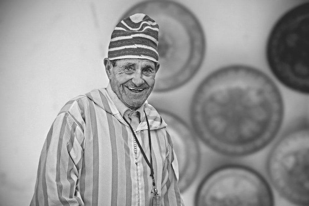 Foto en escala de grises de un hombre sonriente con camisa de vestir