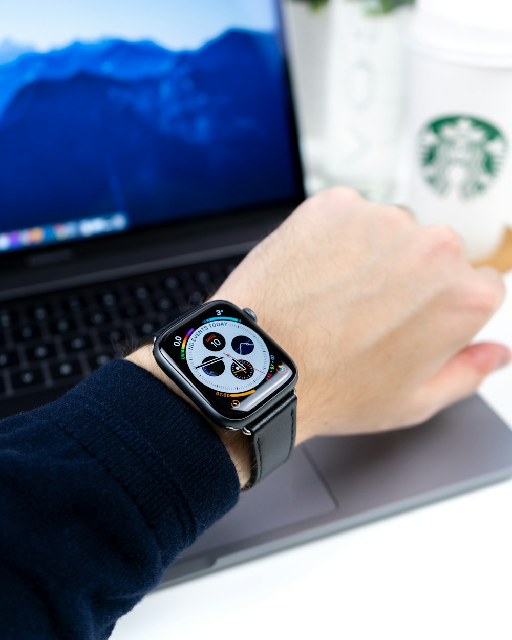 personne portant un boîtier en aluminium argenté Apple Watch avec bracelet sport noir