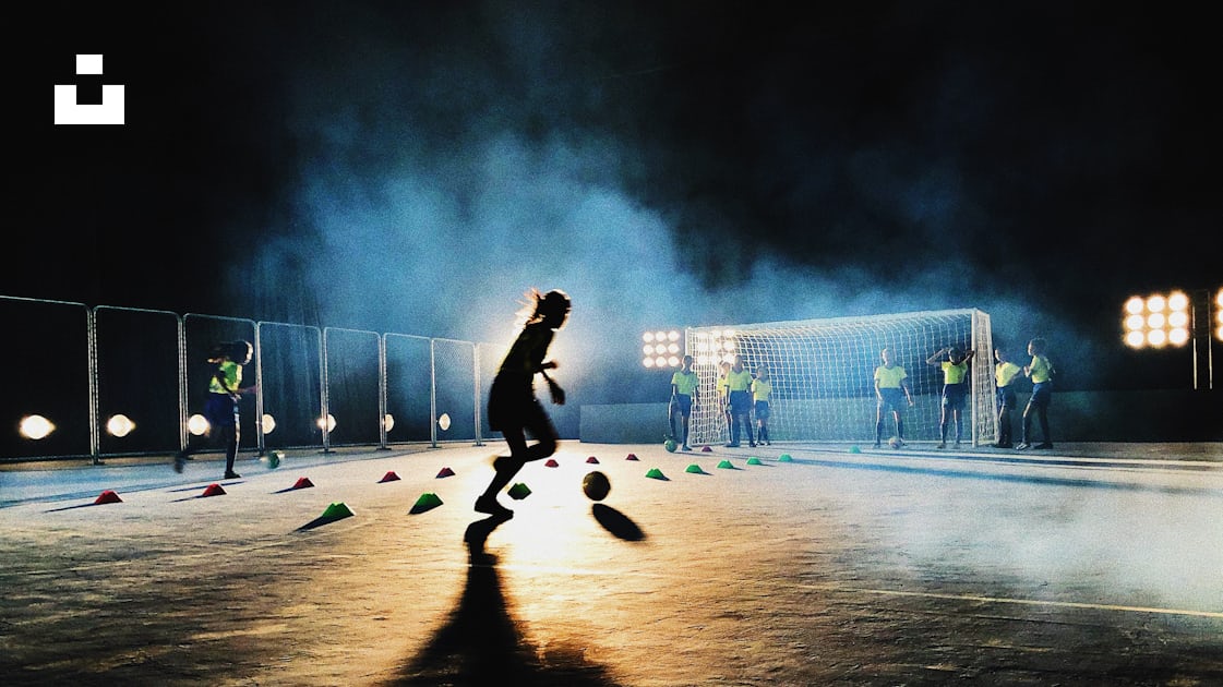 Foto Pessoa jogando futebol – Imagem de Desporto grátis no Unsplash