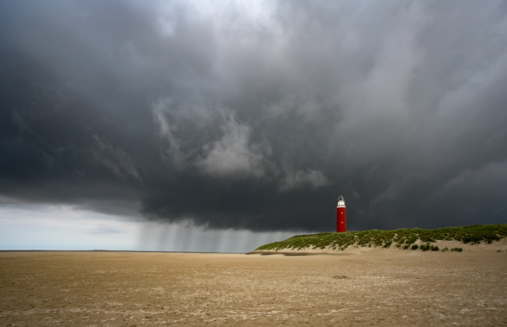 Tour rouge et blanche près de Brown Field sous des nuages dramatiques