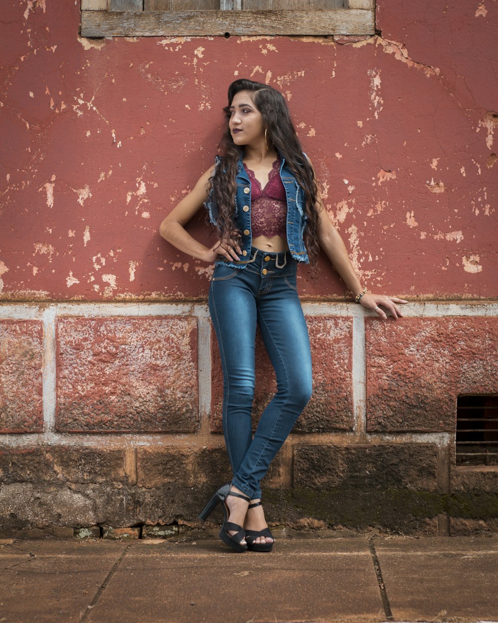 woman wearing blue denim jeans and maroon crop top leaning on wall photo –  Free Clothing Image on Unsplash