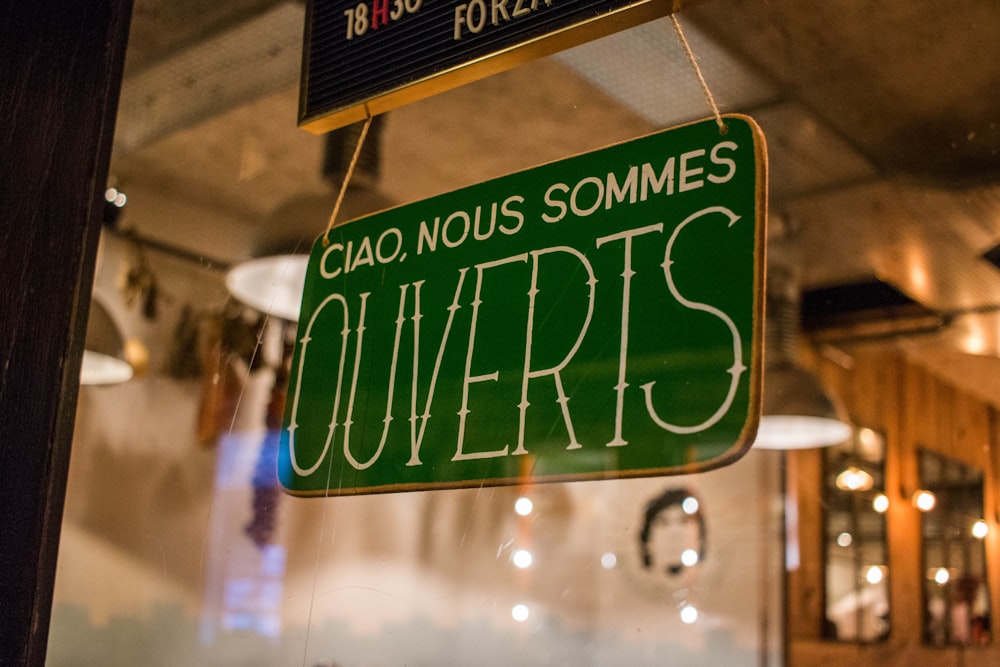 Ciao, Nous Sommes Ouverts signage