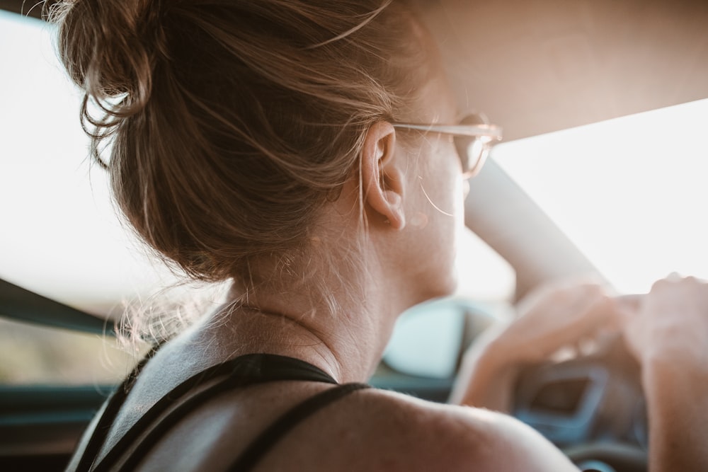 mulher segurando o volante dentro do veículo