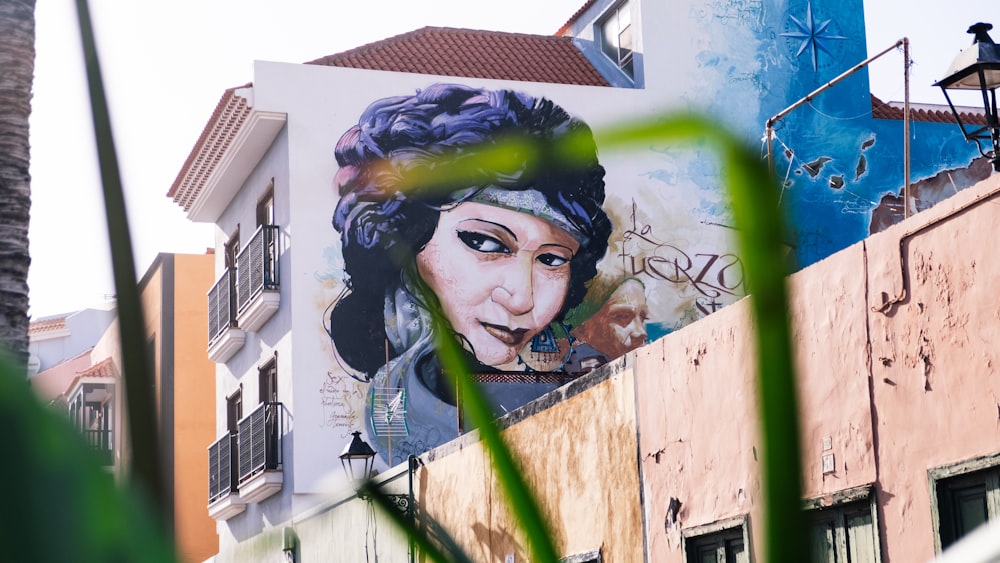 Mujer se enfrenta a un grafiti en un edificio de hormigón